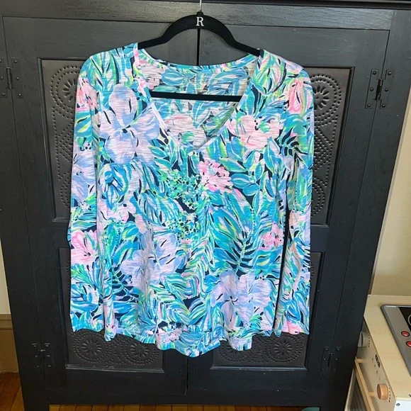 Lilly Pulitzer Long Sleeve V neck shirt - Picture 1 of 6